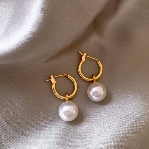 Pendientes elegantes con perlas doradas 
