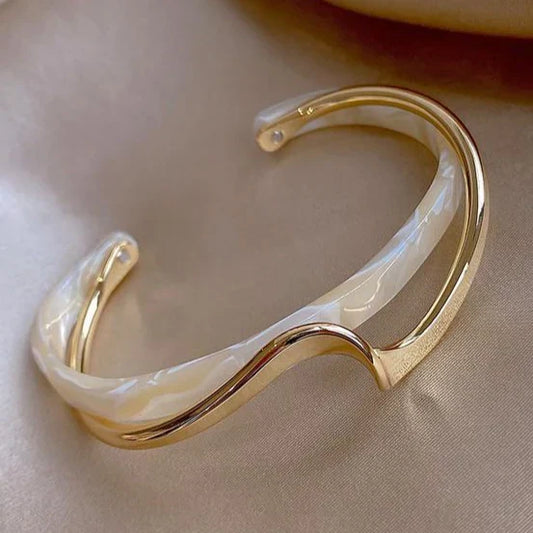 Pulsera elegante dorada de ópalo blanco