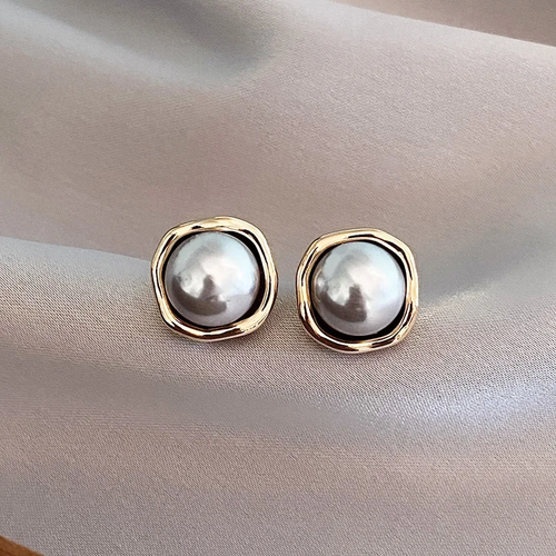 Elegantes pendientes de perlas negras