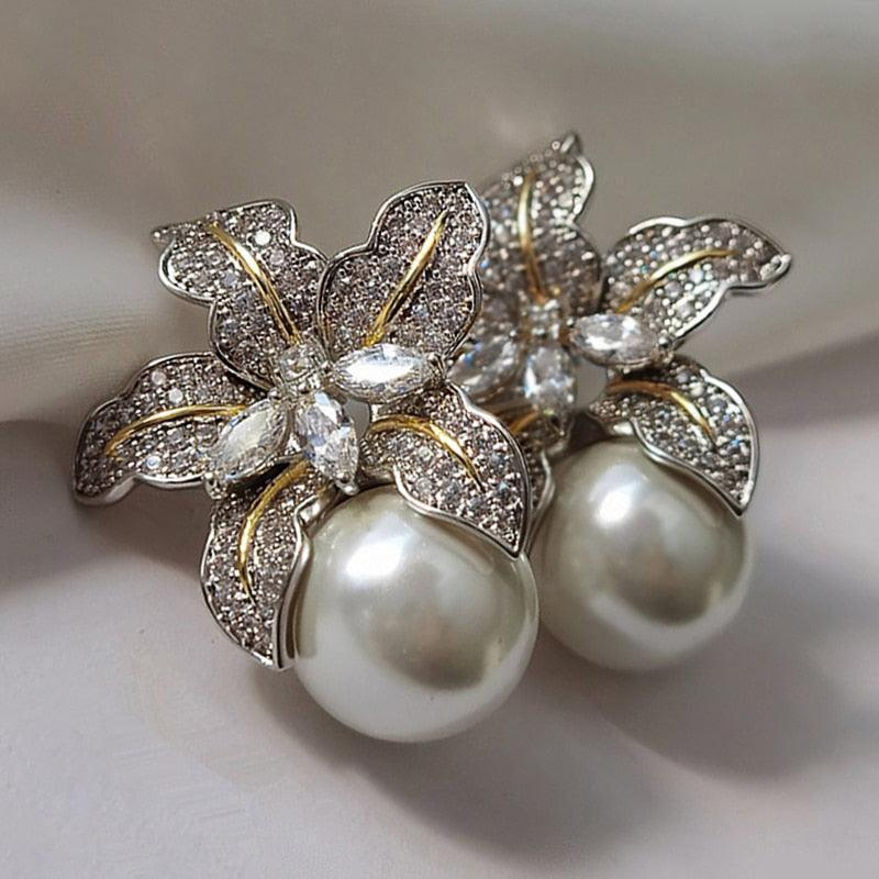 Elegantes pendientes de perlas y flores