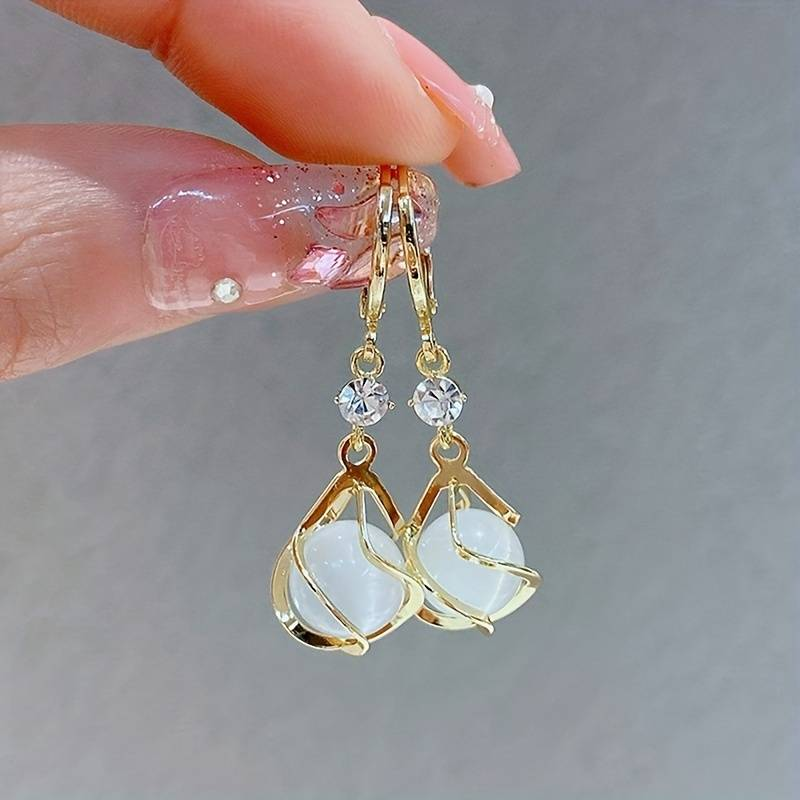 Pendientes colgantes vintage de oro con ópalo blanco 