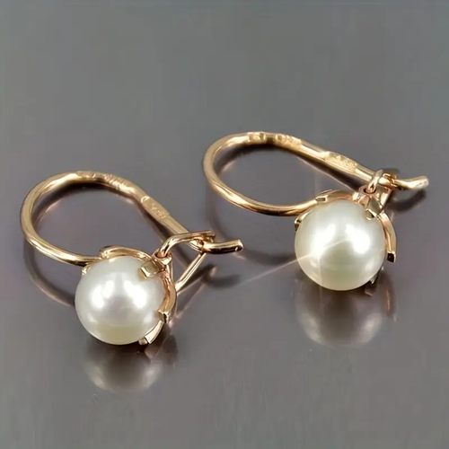 Elegantes pendientes de perlas doradas 