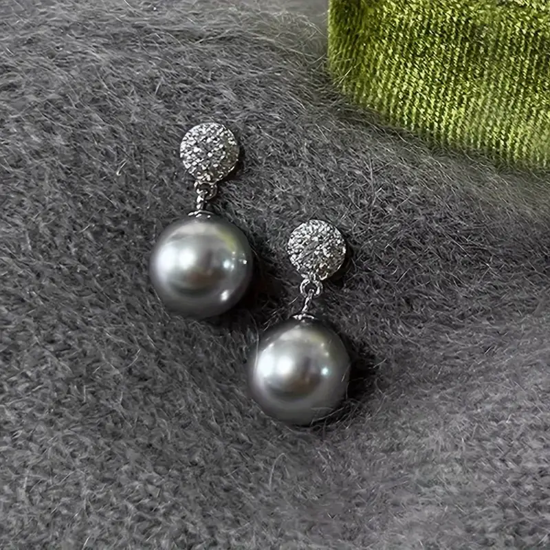 Elegantes pendientes de perlas negras con pedrería. 