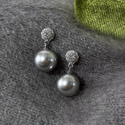 Elegantes pendientes de perlas negras con pedrería. 