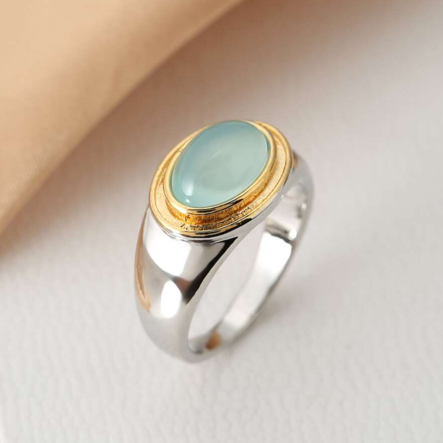 Anillo de oro vintage con piedra lunar verde 