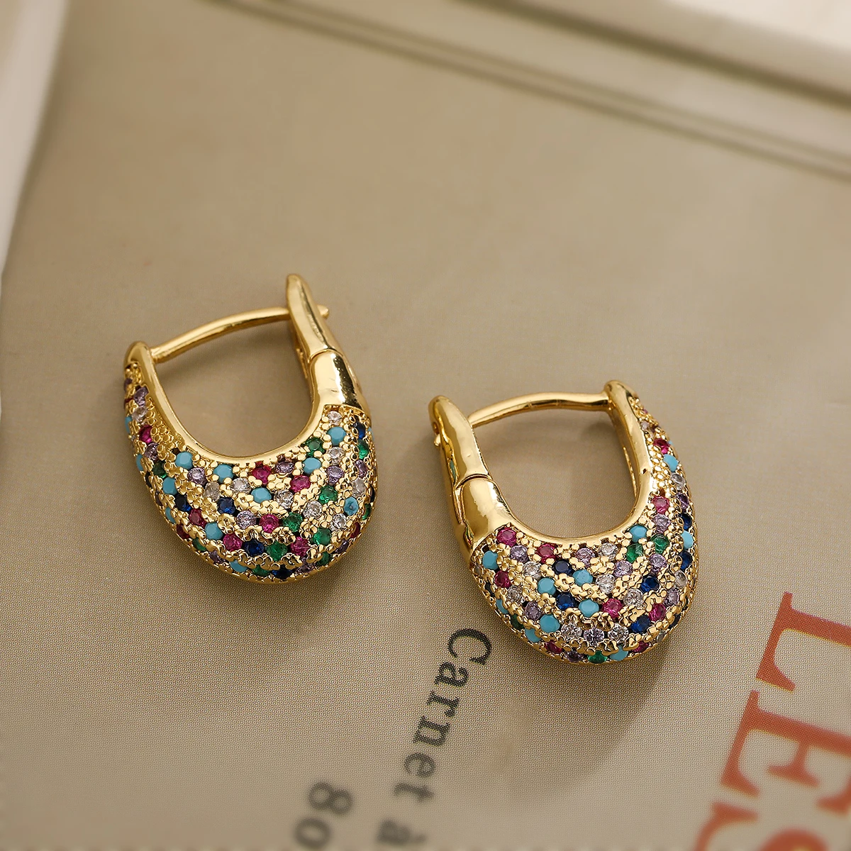 Pendientes elegantes con cristales de colores 