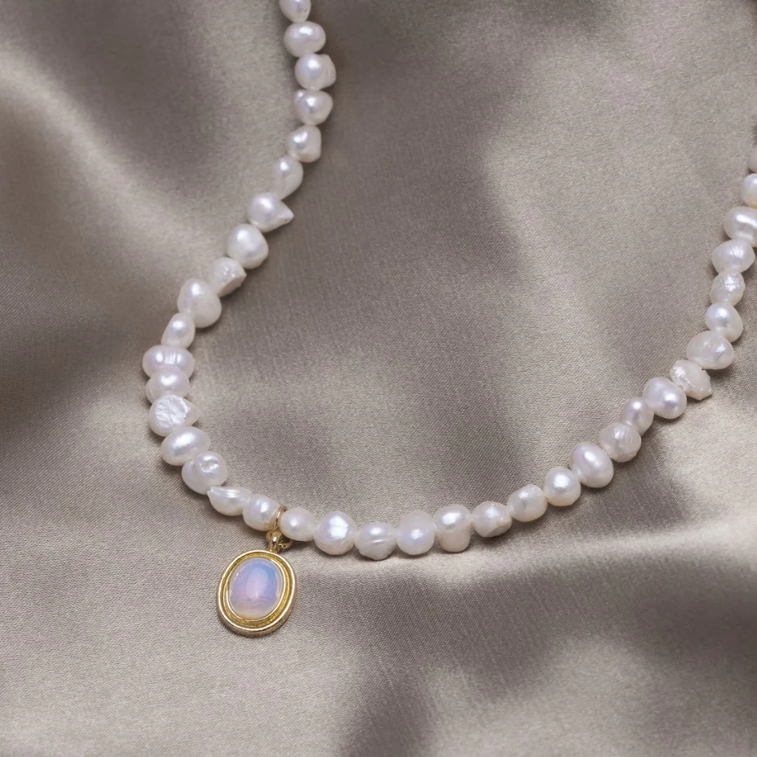 Collar de Perlas con Piedra Lunar en Oro