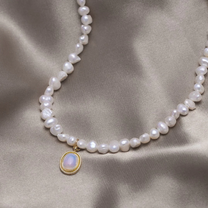 Collar de Perlas con Piedra Lunar en Oro