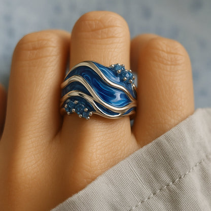 Anillo vintage dorado con ondas oceánicas