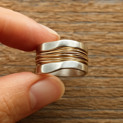 Anillo de plata con hilos dorados