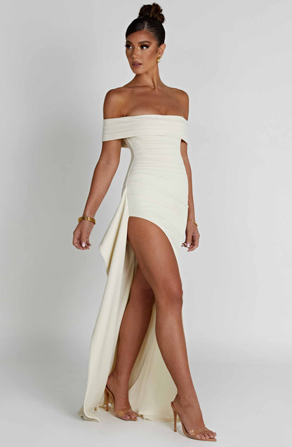 Renata™ | Vestido largo con cuello halter 