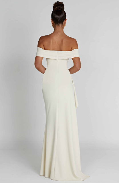 Renata™ | Vestido largo con cuello halter 
