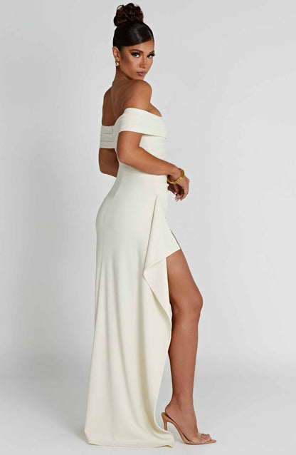 Renata™ | Vestido largo con cuello halter 